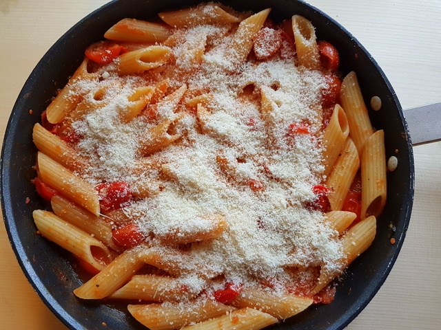 Pasta allo scarpariello Neapolitan pasta with tomato sauce ...