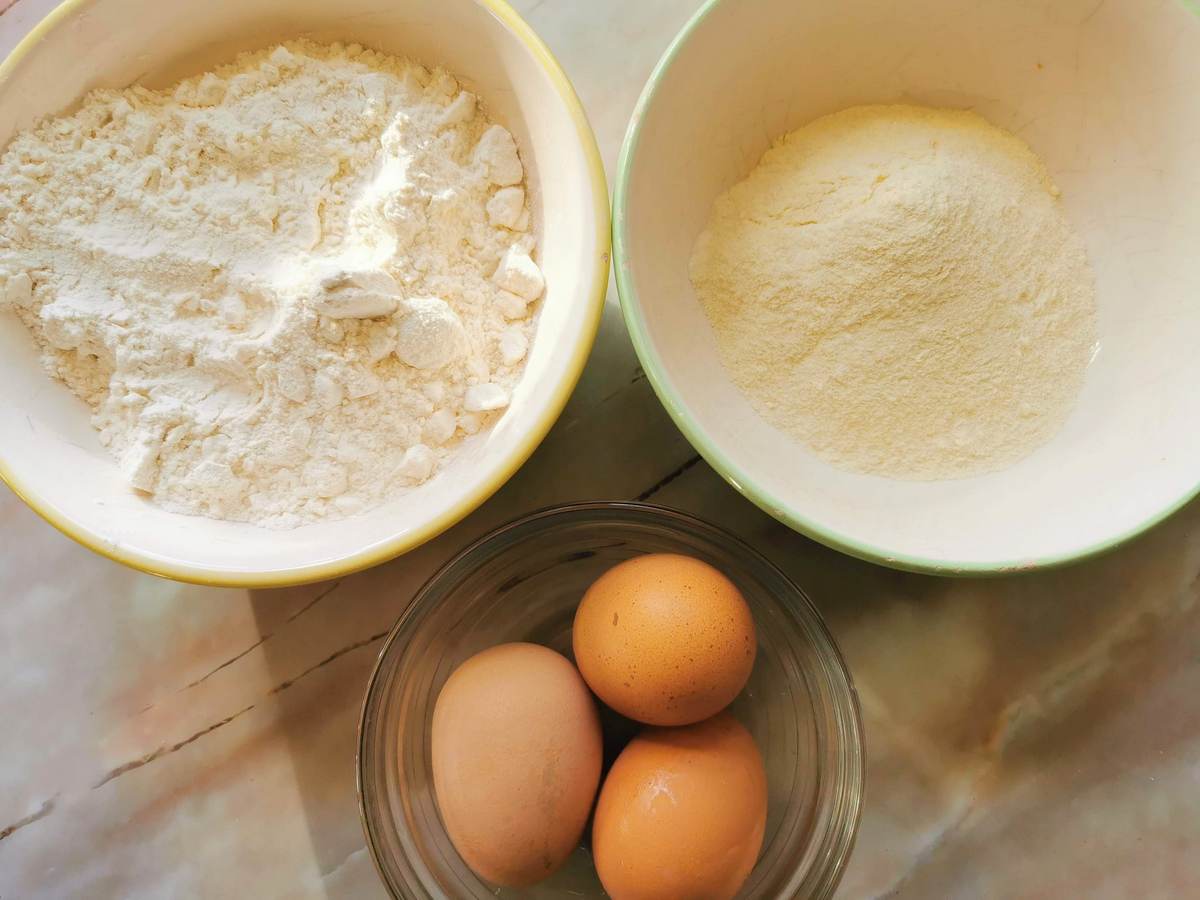 Ingredients for homemade garganelli; two types of flour and eggs.