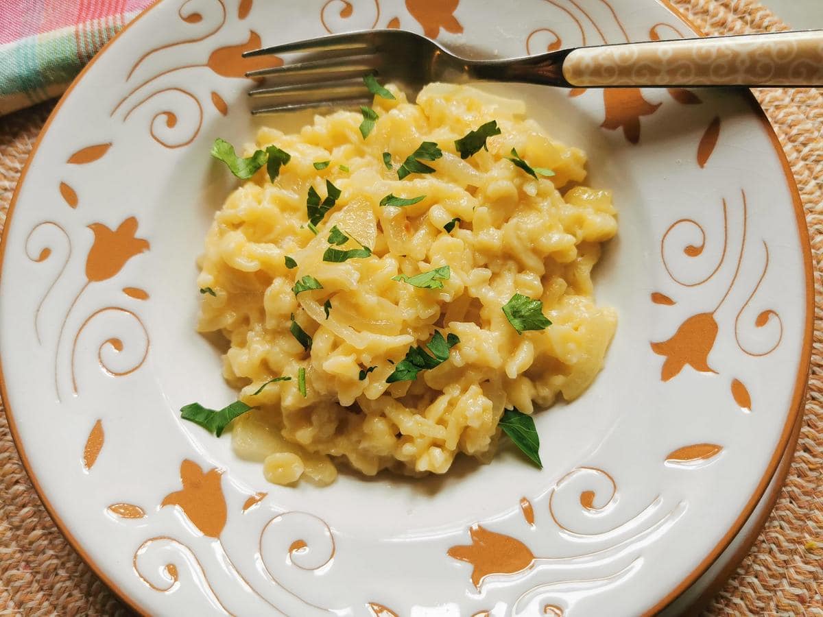 Teardrop dumplings (chnèfflènè)) with braised onions.