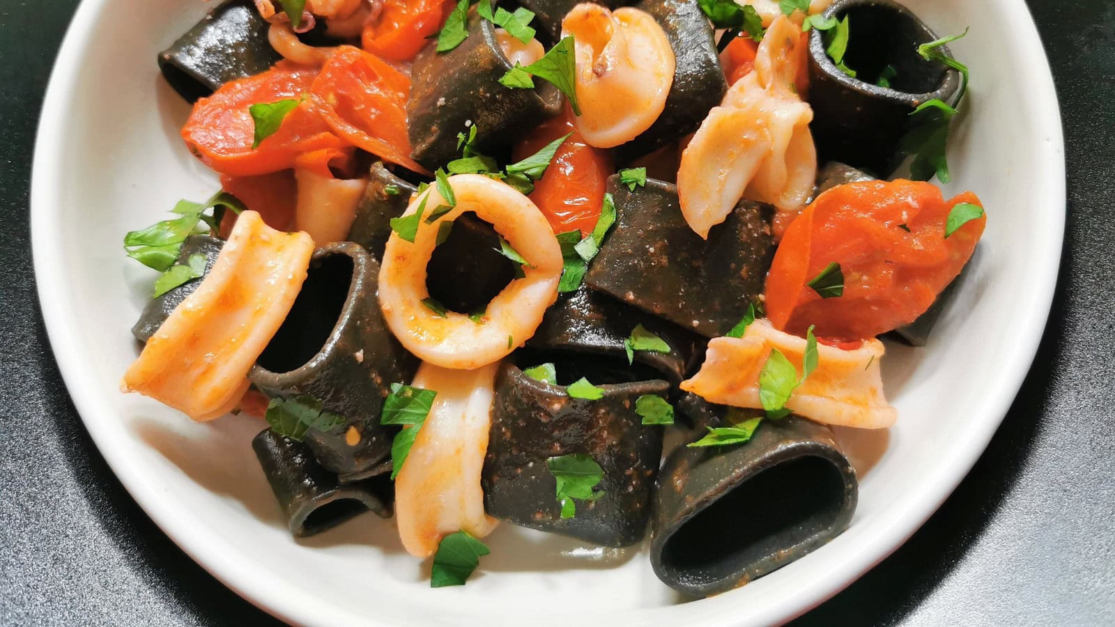 La Calamarata in a bowl garnished with parsley.