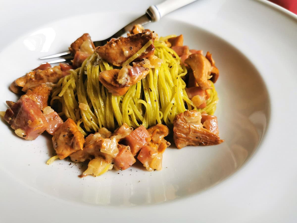 Creamy pasta with chanterelle mushrooms and speck.