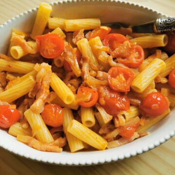 Rigatoni pasta with shallots and guanciale.