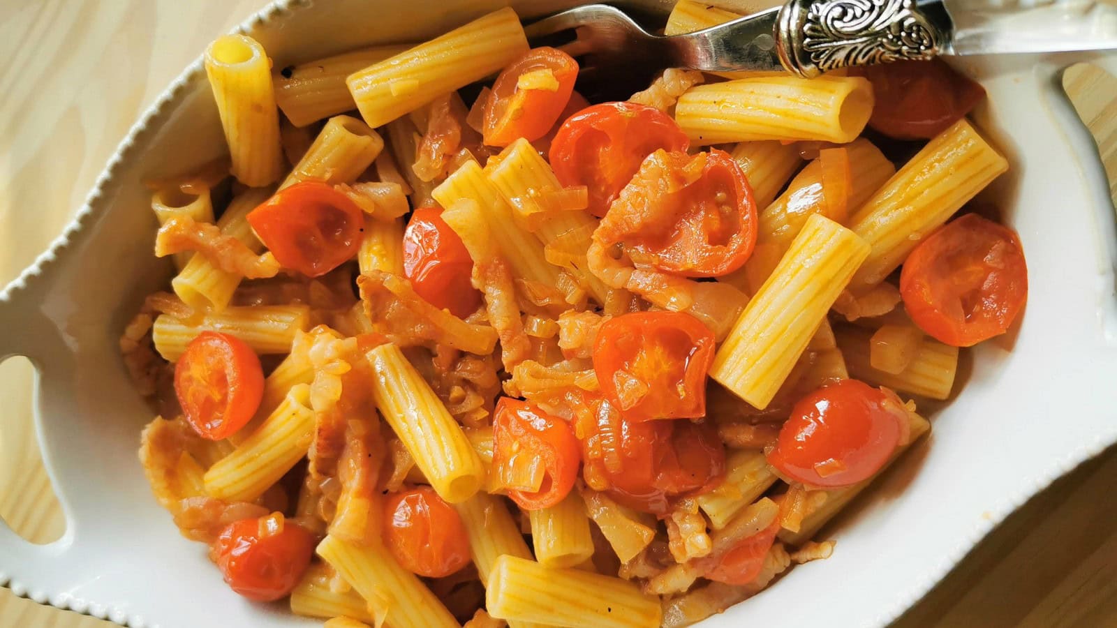 Rigatoni pasta with shallots and guanciale.