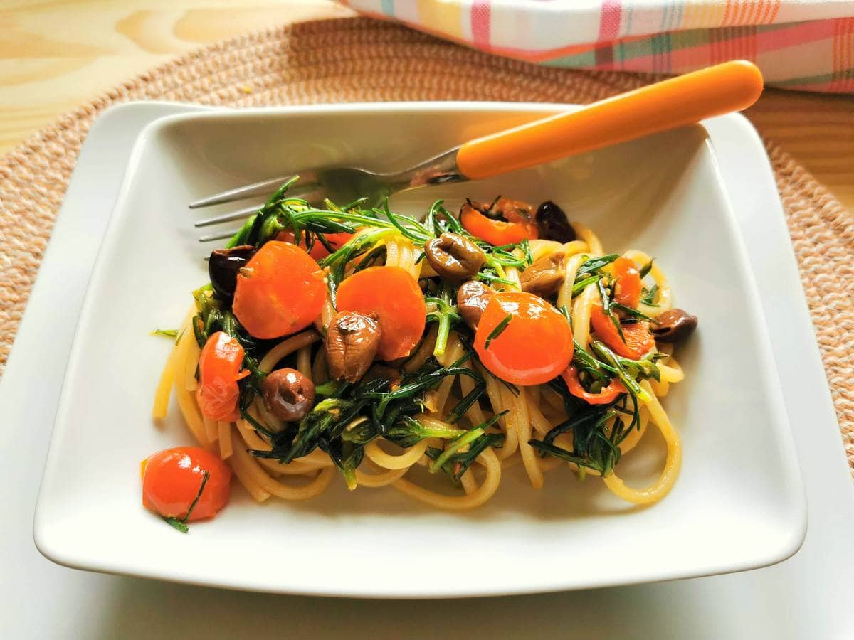 Spaghetti with agretti (Salsola Soda).