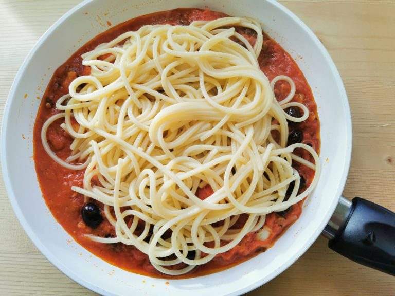 Spaghetti with salt cod (baccalà) alla ghiotta - The Pasta ...