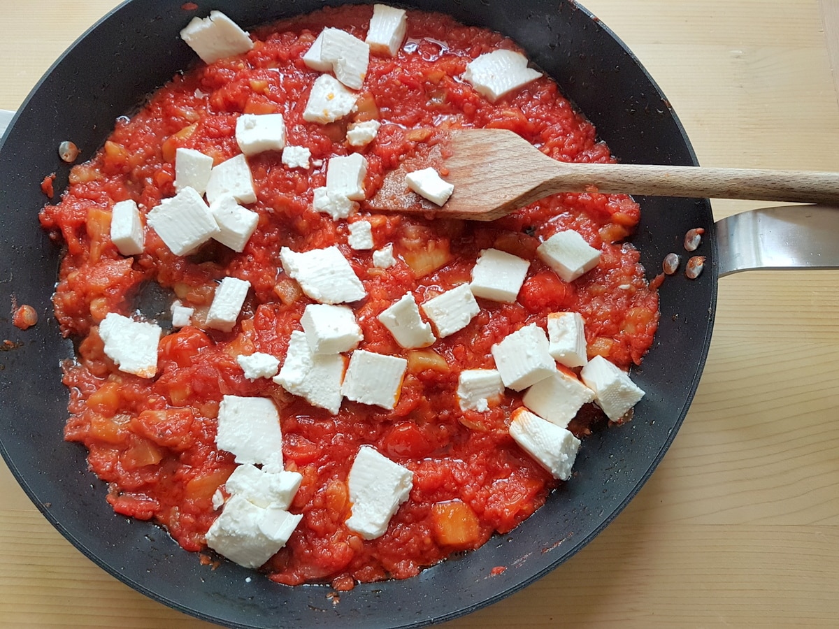 Tomato and primo sale cheese in a pan.