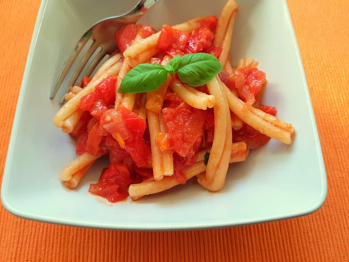 Vegan casarecce pasta alla peperonata in a bowl.