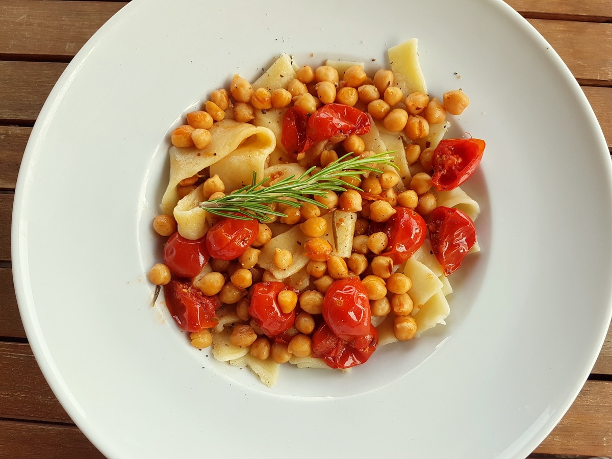 Lagane with chickpeas.