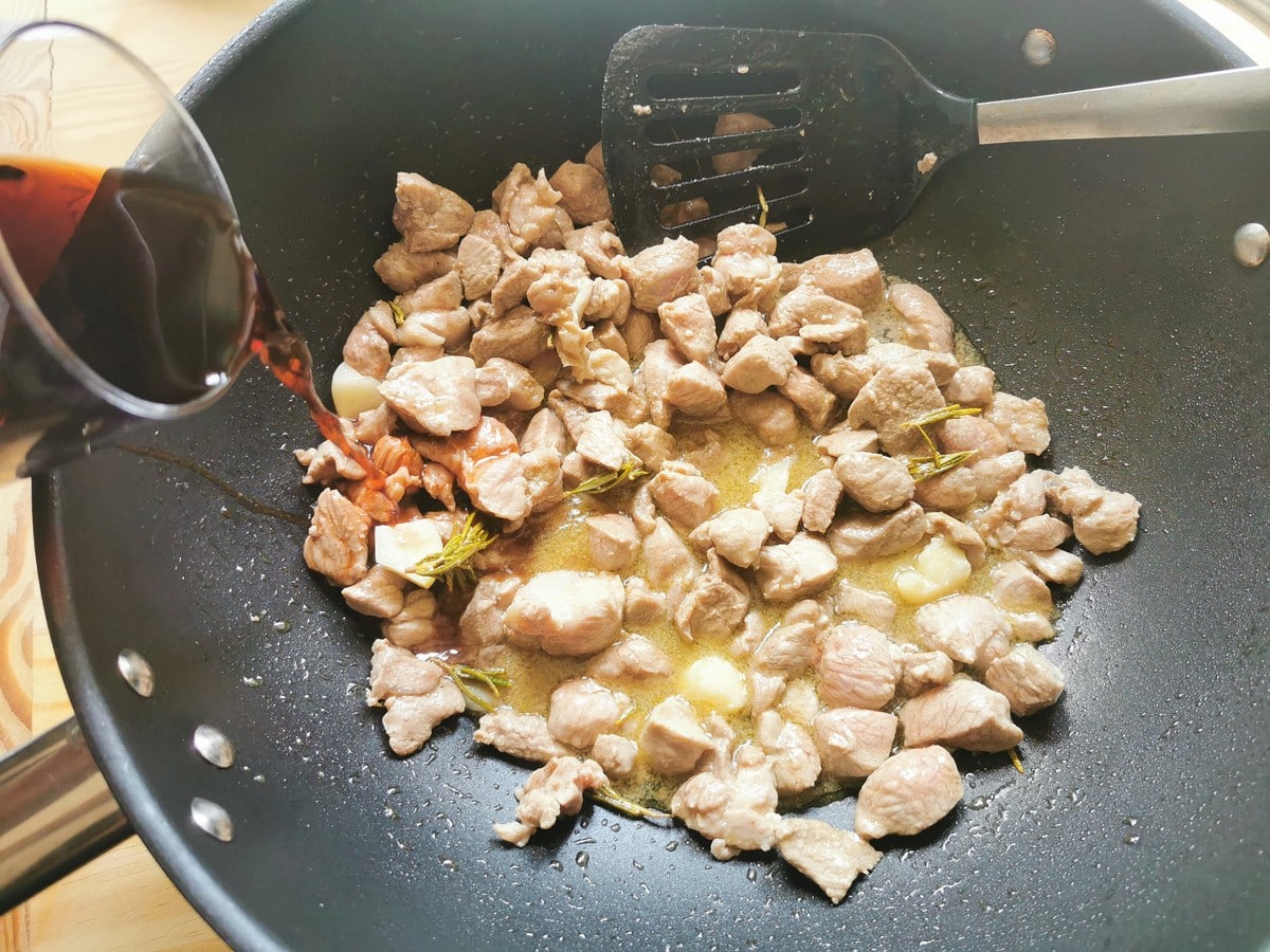 Deglazing the pan with red wine.