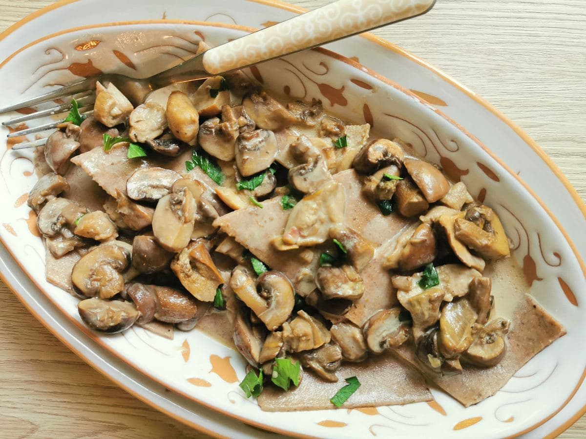 Chestnut pasta with mushrooms.