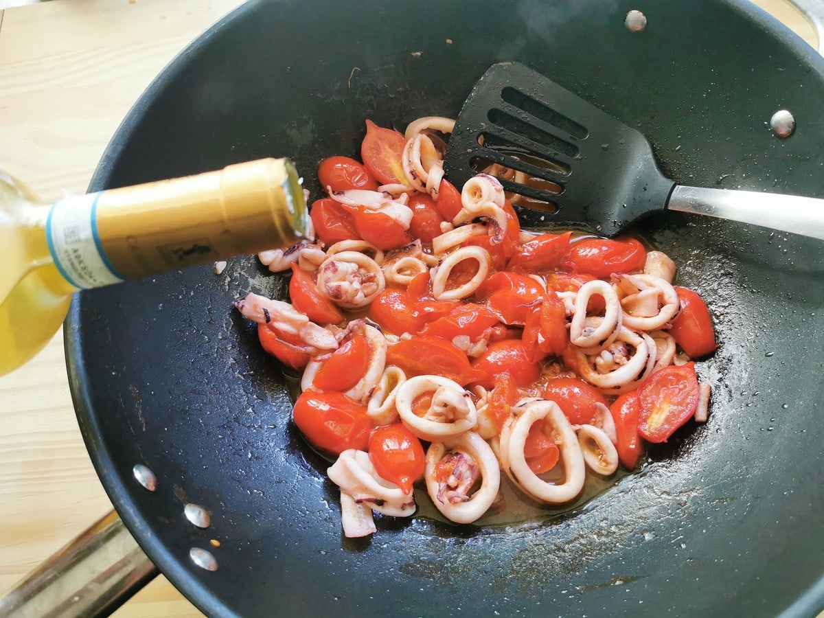 Deglazing the pan with white wine.