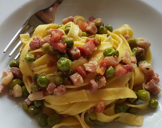 신선한 완두콩과 pancetta 와 tagliatelle 파스타