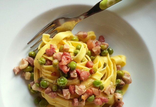 Tagliatelle pasta with fresh peas and pancetta; recipe from Veneto ...