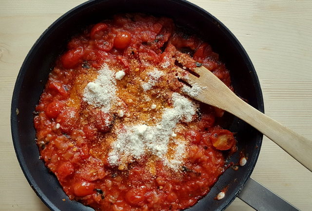 sauce mit Käse in der Pfanne für Ziti Pasta mit italienischem Lardo (ziti lardiati)