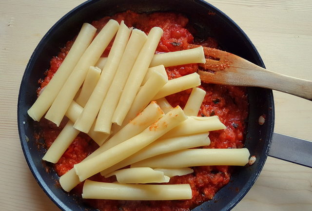 イタリアのラルドとzitiパスタ（ziti lardiati）